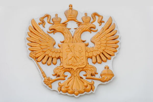 El escudo de oro de la Federación Rusa en una fachada del edificio de la Asamblea Legislativa de la región de Nizhny Novgorod — Foto de Stock