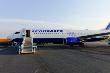 boeing 737 uçağı, transaero şirketleri, nizhny Novgorod, strigino'nın havaalanında. yan görünüm.