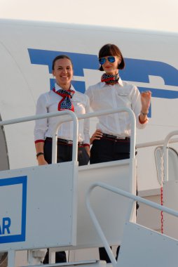 nizhny Novgorod, strigino'nın havaalanında yolcuların transaero şirketi boeing 737 uçağı mürettebatı ağırlıyor