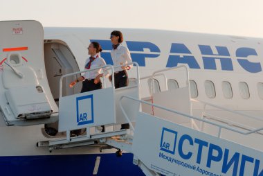 nizhny Novgorod, strigino'nın havaalanında yolcuların transaero şirketi boeing 737 uçağı mürettebatı ağırlıyor