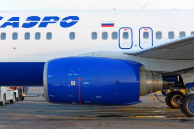 boeing 737 uçağı, transaero şirketleri, nizhny Novgorod, strigino'nın havaalanında. yan görünüm.