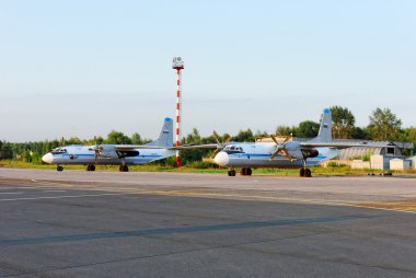 Rus AH-26 uçakları, Nizhny Novgorod 'daki Strigino havaalanının kalkış pistinde park halindeler.