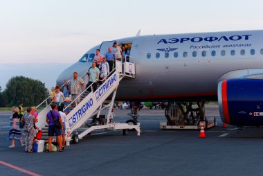 aeroflot uçak nizhny Novgorod strigino'nın havaalanında bir merdiven yolcular aşağıya