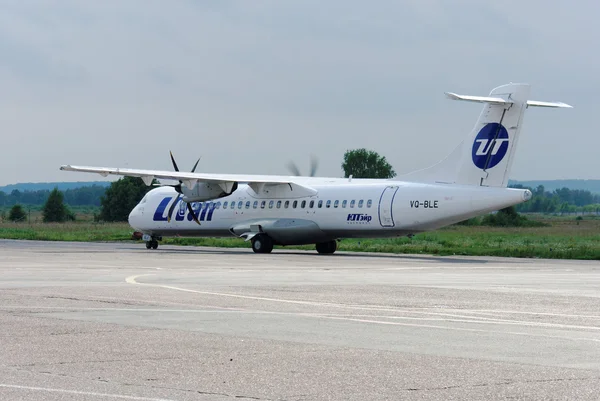 A utas atr-72 repülőgép a kifutópályán utair társaság — Stock Fotó