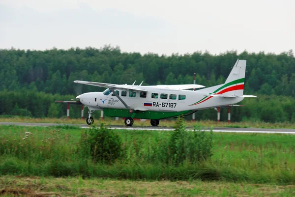 El pasajero Sessna avión en una pista —  Fotos de Stock