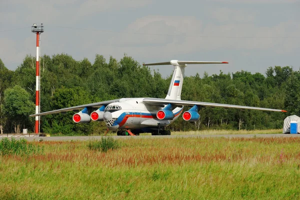 El avión ruso IL-76 está estacionado en el aeropuerto —  Fotos de Stock