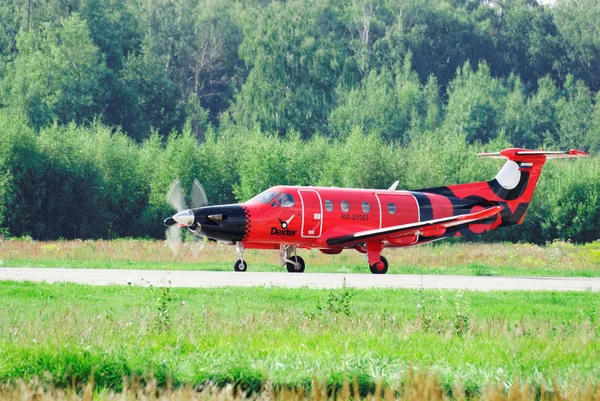 The passenger Dexter plane on a runway — Stock Photo, Image