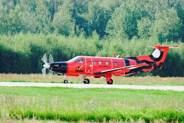 The passenger Dexter plane on a runway — Stock Photo, Image