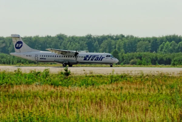 El avión ATR-72 de pasajeros en un campo de despegue — Foto de Stock