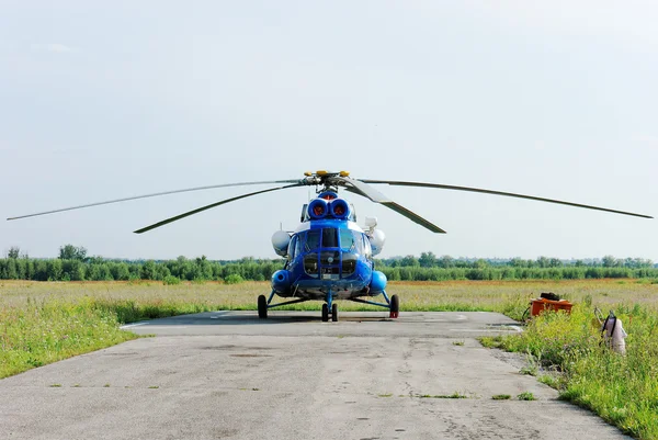 L'hélicoptère russe MI-8 est stationné sur le parking d'un terrain de décollage — Photo