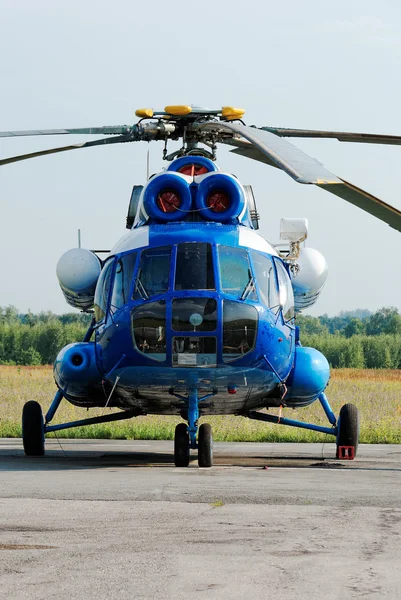 L'hélicoptère russe MI-8 est stationné sur le parking d'un terrain de décollage — Photo