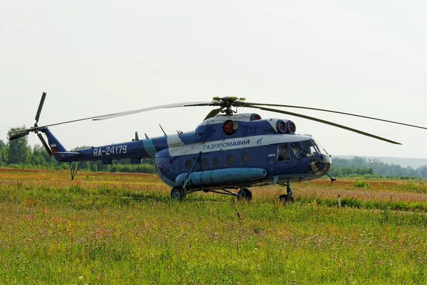 Ruský vrtulník mil mi-8 gazpromavia společnosti — Stock fotografie