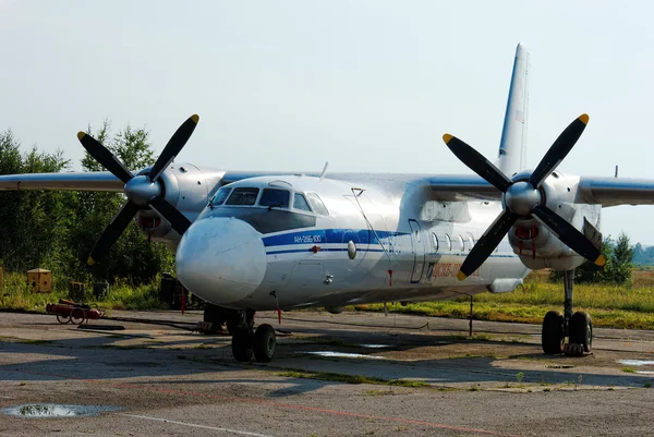 Российский самолет Ан-26Б припаркован для технического обслуживания — стоковое фото