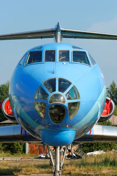 Het vlak van de Russische productie tu-134, is geparkeerd voor onderhoud op strigino van luchthaven in Nizjni novgorod — Stockfoto