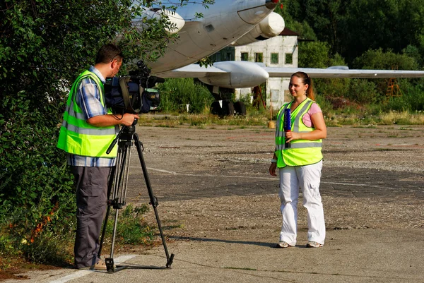 Der journalist und der videobetreiber des russland-fernsehsenders schreiben ein komplott auf dem flughafen strigino nischni nowgorod auf — Stockfoto