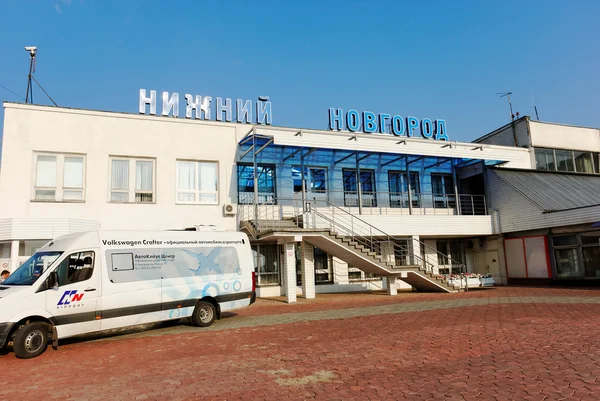 El edificio de la terminal aérea en el aeropuerto de Strigino en Nizhny Novgorod. Vista desde la fiesta de un campo de despegue . — Foto de Stock