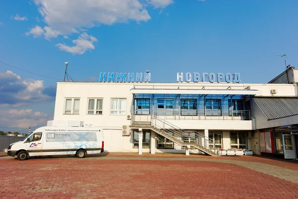 The air terminal building at Strigino's airport in Nizhny Novgorod. View from the party of a take-off field. — Stock Photo, Image