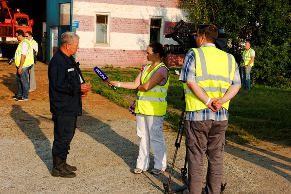 俄罗斯电视频道记者采访下诺夫哥罗德机场消防大队参谋长 — 图库照片