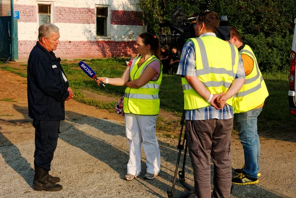 Repórteres do canal de TV a Rússia entrevista o chefe de uma brigada de fogo do aeroporto de Nizhny Novgorod — Fotografia de Stock