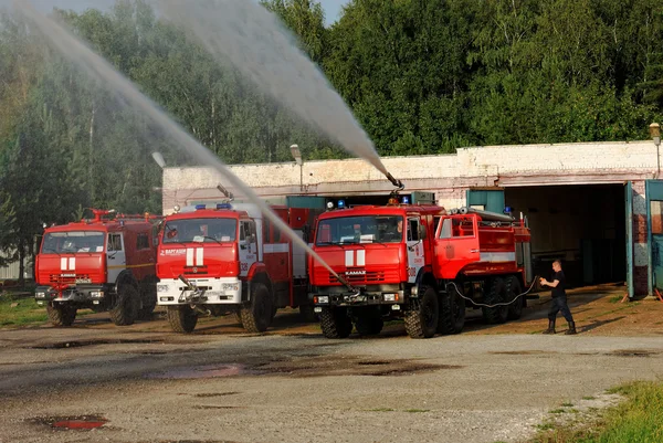 Autos der Feuerwehr des Flughafens Strigino in Nischni Nowgorod — Stockfoto