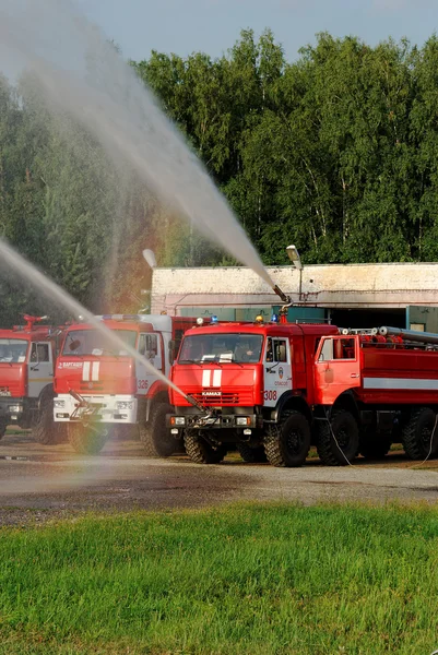 Carros de um serviço de bombeiros do aeroporto de Strigino em Nizhny Novgorod — Fotografia de Stock