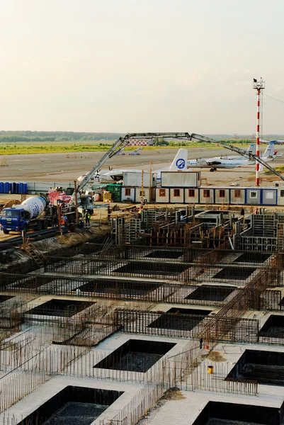 Budowy lotniska strigino na lotnisku w Niżnym Nowogrodzie. prowadzona jest budowa nowego terminalu pasażerskiego. — Zdjęcie stockowe