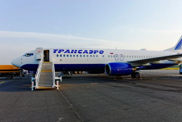 L'avion Boeing-737, les compagnies Transaero, à l'aéroport de Strigino à Nijni Novgorod. Vue latérale . — Photo