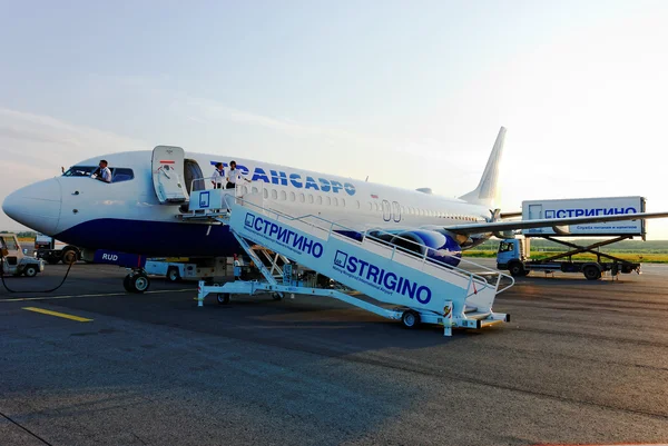 A tripulação do avião Boeing-737, a companhia Transaero, recebe passageiros no aeroporto de Strigino em Nizhny Novgorod — Fotografia de Stock