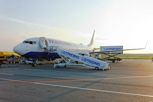 Service d'avion Boeing-737 à l'aéroport de Strigino à Nijni Novgorod — Photo