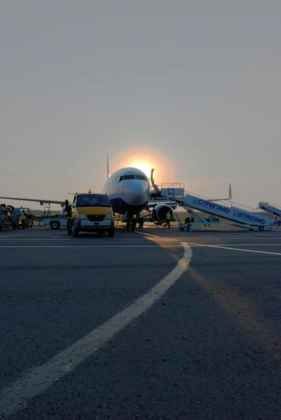 Boeing-737 serviço de avião no aeroporto de Strigino em Nizhny Novgorod — Fotografia de Stock