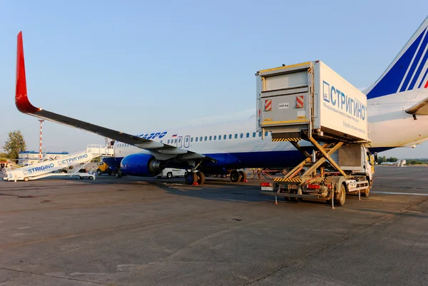 Service d'avion Boeing-737 à l'aéroport de Strigino à Nijni Novgorod — Photo