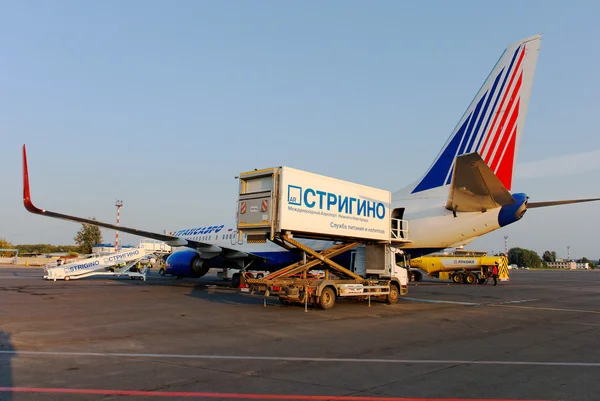 Boeing-737 serviço de avião no aeroporto de Strigino em Nizhny Novgorod — Fotografia de Stock