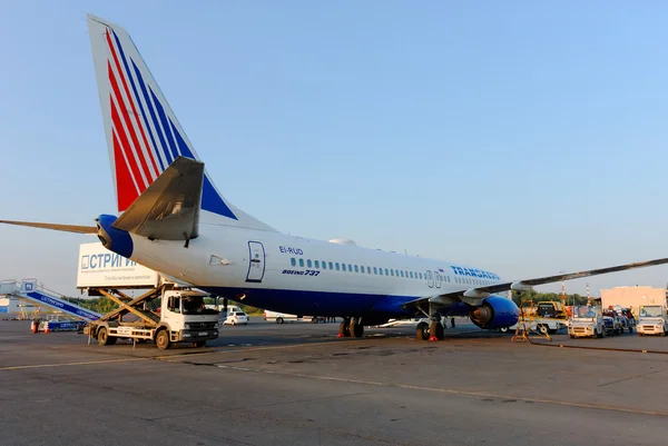 Boeing-737 repülőgép szolgáltatás: strigino barátait airport-nizhny novgorod — Stock Fotó