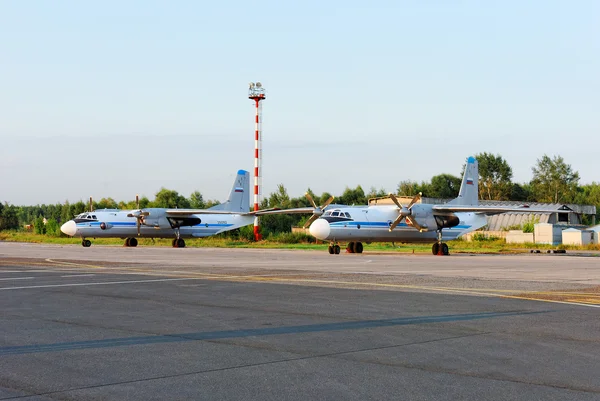 The Russian AH-26 planes are parked on a take-off field at Strigino's airport in Nizhny Novgorod — Stock Photo, Image