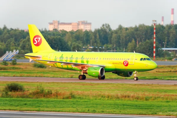 L'Airbus A319 dell'aereo S7 Company, sulla pista dell'aeroporto di Strigino a Nizhny Novgorod — Foto Stock