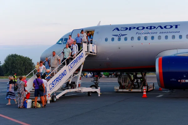 aeroflot uçak nizhny Novgorod strigino'nın havaalanında bir merdiven yolcular aşağıya
