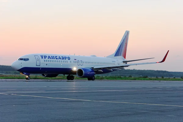 L'aereo di società Transaero su un campo di decollo all'Aeroporto di Nizhny Novgorod — Foto Stock