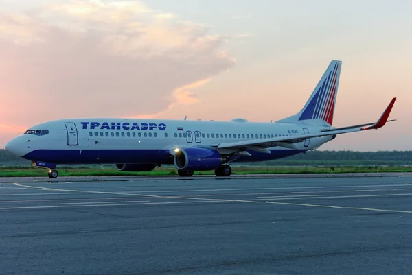 L'avion de la compagnie Transaero sur un terrain de décollage à l'aéroport de Nijni Novgorod — Photo