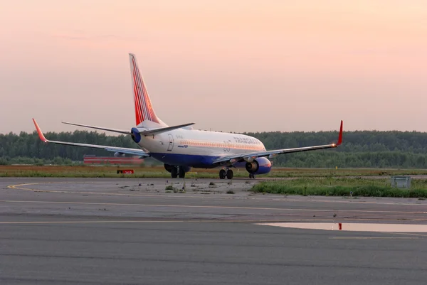 Flugzeug der Transaero-Gesellschaft fährt auf Landebahn. — Stockfoto