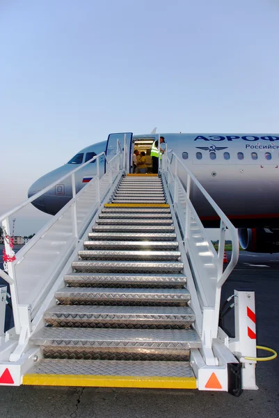L'échelle est établie près de l'avion, pour le débarquement des passagers — Photo