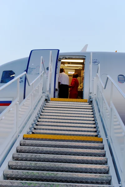 L'échelle est établie près de l'avion, pour le débarquement des passagers — Photo