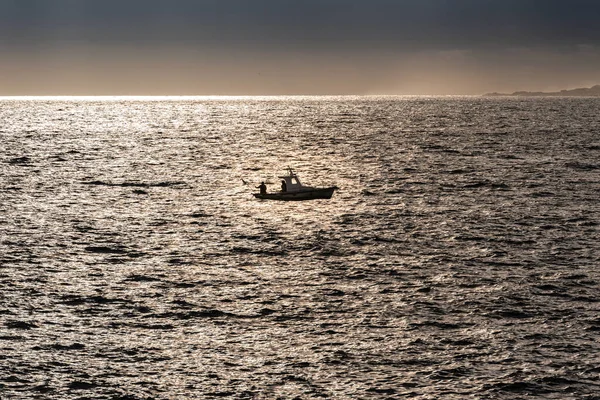 Рибальський човен на срібному морі в Іспанії — стокове фото