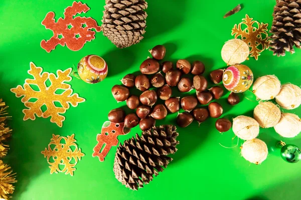 Decoração natal com fundo verde com castanhas e pinhas. Natal e conceito de ano novo — Fotografia de Stock