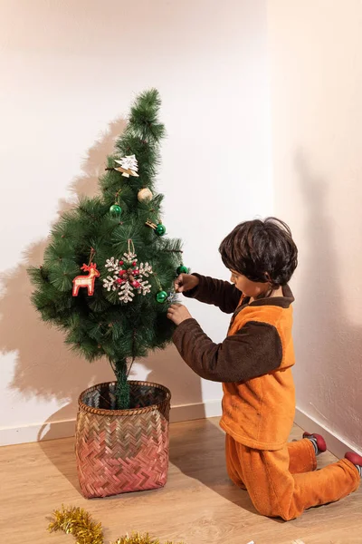 Retrato de una niña pequeña trabajando en decoraciones de árboles de Navidad —  Fotos de Stock