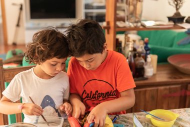 Çocuklar oturma odasında deney yapıyorlar.