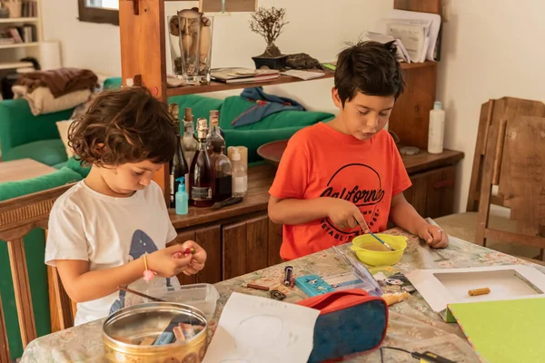 Children doing an experiment in the living room — Stock Photo, Image