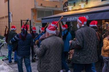 29 Haziran 2021, Cangas de Morrazo, Pontevedra, İspanya. Bir grup geleneksel Galiçyalı gayda müzisyeni Cangas de Morrazo sokaklarında çalıyorlar..