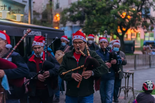 29th June 2021, Cangas de Morrazo, Pontevedra, Spain. A group of traditional Galician bagpipe musicians playing in the streets of Cangas de Morrazo. — стоковое фото