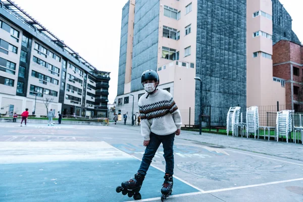 Caucasian boy practises roller skating in a city park — Foto Stock