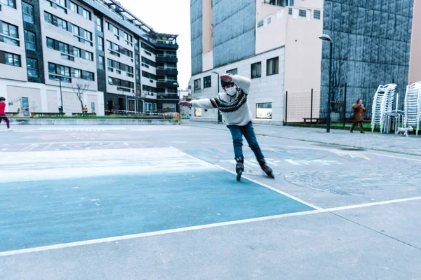 Caucasian boy practises roller skating in a city park — Foto Stock